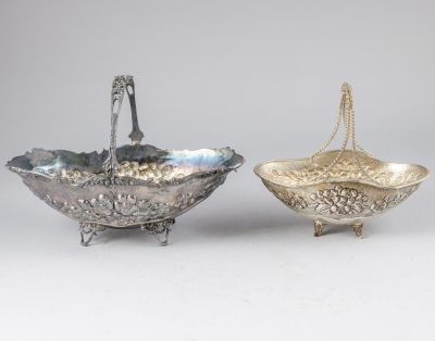 לוט סלסלות כסף. לוט שתי סלסלות מכסף סטרלינג, מעוטרות בעבודת ריקוע ובלט עם דוגמאות פרחים. אורך: 