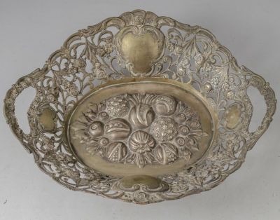 סלסלת כסף 800 מעוטרת בעבודת בלט וחסר עם דוגמאות פרחים. ניצבת על ארבע רגליים. גובה: 7 