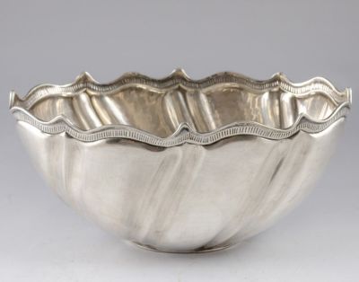 קערת כסף 900. אורך: 25 ס"מ, רוחב: 15.5 ס"מ, גובה: 12 ס"מ, משקל: 570 גרם. חתומה.