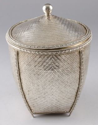 סלסלת כסף עם מכסה, עשויה בעבודת שזירה. גובה: 17.5 ס"מ, קוטר: 13 ס"מ. משקל: 370 גרם.