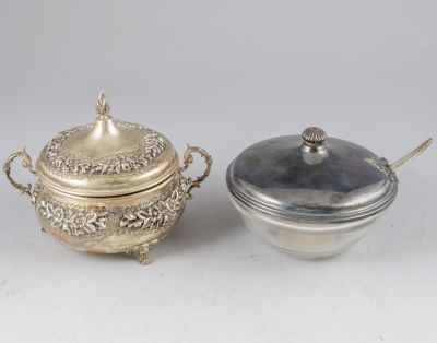 לוט כלים לסוכר מכסף וזכוכית. לוט 2 כלים לסוכר מכסף וזכוכית. כולל *קופסת כסף עם ידיות, מעוטרת 