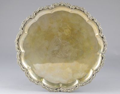 צלחת כסף 800 מעוטרת בתבליטי פרחים, במרכזה מונוגרמה והכיתוב "איסטנבול". קוטר: 25.5 ס"מ, משקל: 