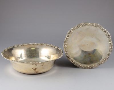 לוט קערות כסף. לוט 2 קערות כסף מעוטרות בתבליטים. כולל קערה עמוקה אחת וקערית הניצבת על 3 רגליים. 