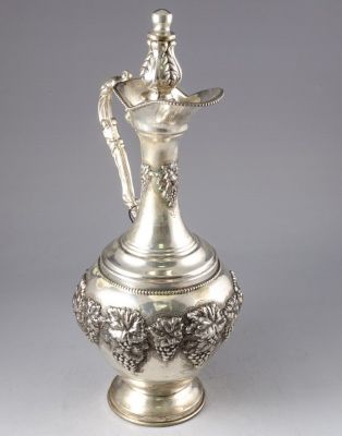 דקנטר כסף 925 ליין תוצרת הצורפים. מעוטר בתבליטי גפנים. גובה: 38 ס"מ. משקל: 890 גרם. חתום.