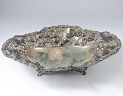 קערת כסף סטרלינג מעוטרת בתבליטי דומדמניות. אורך: 26.5 ס"מ. משקל: 264 גרם. חתומה.