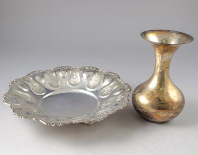 קערה ואגרטל מכסף. לוט שני כלי כסף: קערה (קוטר: 22.5 ס"מ) ואגרטל (גובה: 15 ס"מ). משקל כולל: 301 