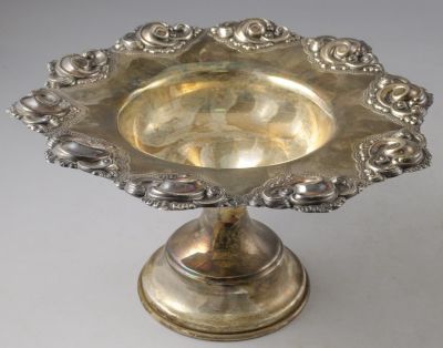 קערת כסף ישראלית. קערת כסף סטרלינג תוצרת הצורפים. מעוטרת בתבליטים. גובה: 10 ס"מ, קוטר: 18 ס"מ. 