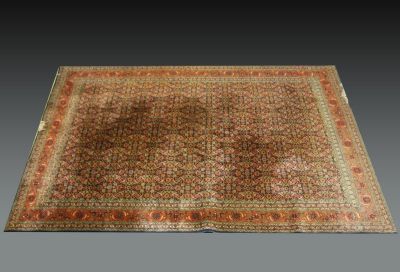 שטיח TABRIZ. שטיח טבריז. מידות: 330X230 ס"מ. מצב טוב, דהייה קלה לצבע, פגמים קלים.