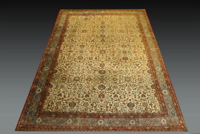 שטיח קום. מידות: 353X243 ס"מ. מצב טוב מאד, פגמים קלים.