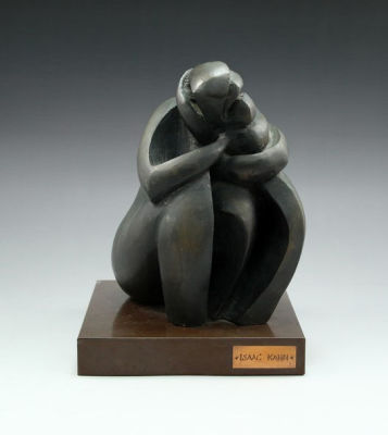 יצחק קאהן, אם ותינוק. יצחק קאהן (-1950), אם ותינוק, פסל ברונזה. גובה: 23 ס"מ, חתום.