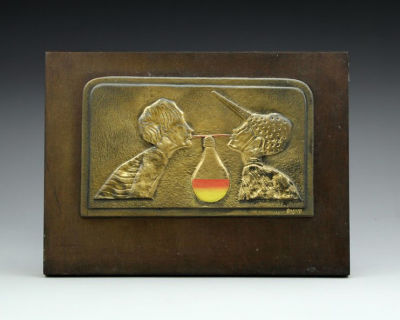 עודד פיינגרש, שתי דמויות ונורה. עודד פיינגרש (נ. 1938), שתי דמויות ונורה, תבליט ברונזה צבוע 