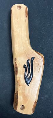 בית מזוזה מהודר בעבודת יד, עבור קלף באורך מקסימלי של 15 ס"מ, עשוי מעץ זית, גימור מט. 
רוחב 