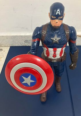 בובת/דמות קפטן אמריקה (כולל מגן), "מדבר", גודלה: כ-29 ס"מ.