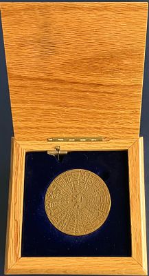 תיבת נגינה תקינה המנגנת את השיר "ירושלים של זהב" , ובתוכה מונחת מדליית "ירושלים של זהב" - מדליה 