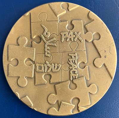 פתיחת מו"מ ישיר לשלום בין ישראל לשכנותיה - מדליה ממלכתית, מברונזה, בקוטר 59 מ"מ, שהונפקה בשנת 