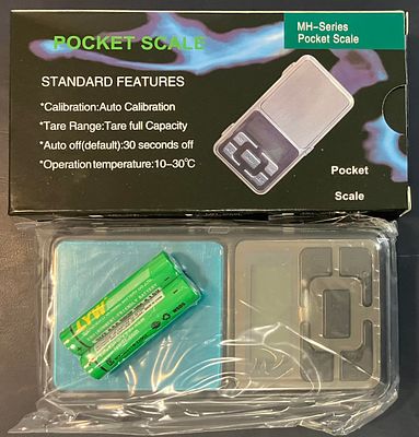 משקל כיס דיגיטלי חדש באריזה הכוללת גם 2 סוללות ועלון מידע, מיועד לשקילת פריטים שמשקלם עד 200 גרם.