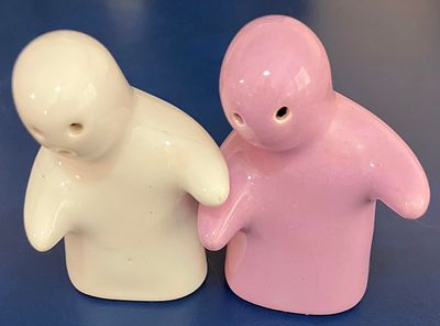 סט מלחיה ופלפליה מקרמיקה בצורת רוח רפאים. 
הפריטים שימשו לנוי ומעולם לא בוצע בהם שימוש.