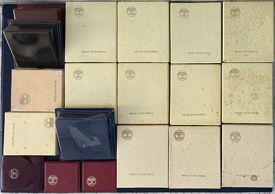 לוט 19 מארזים ריקים למטבעות זיכרון/ מדליות ישראליות ממלכתיות, ממספר סוגים, במגוון מצבים.