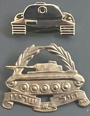 לוט 2 סמלים של חיל שריון : 
ב. סיכת לוחם שריון ("צפרגול"); 
ג. סמל כומתה מוקדם 