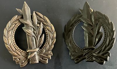 לוט 2 סמלי כומתה של קציני סגל פיקוד כללי (ספ"כ) בצה"ל , מתקופות שונות. הסמל שימש קצינים מדרגת 