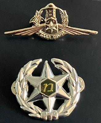 לוט 2 סמלים של מג"ב (משמר הגבול) : 
א. סיכת ימ"מ (יחידה מרכזית מיוחדת) מג"ב; 
ב. 