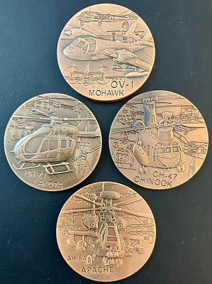 לוט 4 מדליות צבאיות אמריקאיות, בקוטר 39 מ"מ, שעניינן כלי טיס בחיל האוויר האמריקאי : 
א. 
OV-1 