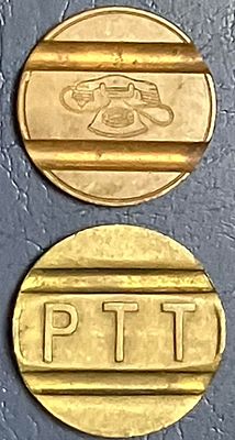 לוט 2 אסימונים מחו"ל שהיוו אמצעי תשלום לטלפון ציבורי.