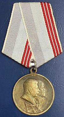מדלייה חגיגית שהנפיקה ברית המועצות בשנת 1948 לציון "30 שנים לצבא היבשה והצי הסובייטי" .