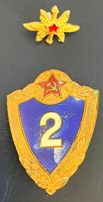 לוט 2 סיכות צבאיות סובייטיות: 
א. סמל כובע ("קוקארדה") של הצבא האדום; 
ב. סיכת הצטיינות מקצועית 