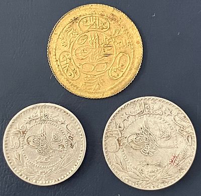 לוט 3 מטבעות עות'מאניים (ייתכן וביניהם מטבעות נדירים/ יקרים. אין פירוט בנוגע לעריך, לשנה 