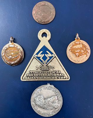 לוט 5 מדליונים ישראליים, שונים זה מזה , שעניינם תחרויות שחייה .