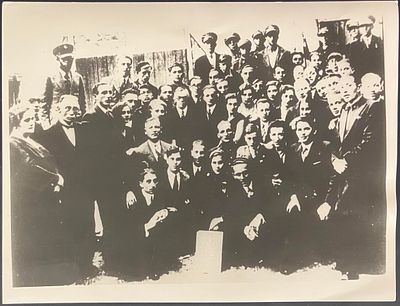 תצלום לא נפוץ של חברי האצ"ל, שגבו מבויל בבול קק"ל של ז'בוטינסקי ובבולי ישראל שעניינם מנחן בגין 