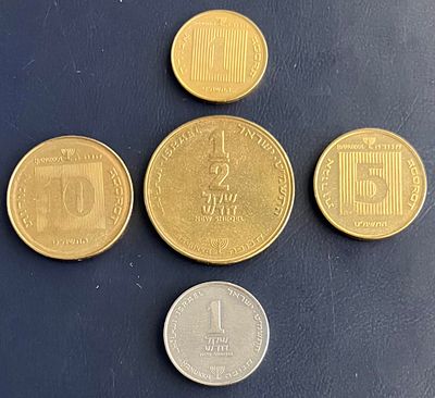 לוט סט מטבעות "חנוכה" התשמ"ט , הכולל 5 מטבעות ממלוא העריכים שהונפקו באותה שנה.