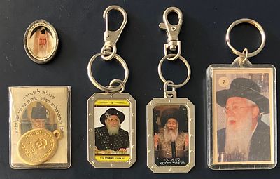 לוט 3 מחזיקי מפתחות ו-2 קמעות, הנושאים את תמונתם של הרבנים הידועים: הרב כדורי ; 