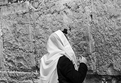 לוט, 3 עבודות, יעל בן ישר, צילומים על נייר, 20 על 30 ס"מ כל אחד. יעל בן ישר 
צלמת אמנותית. ילידת 