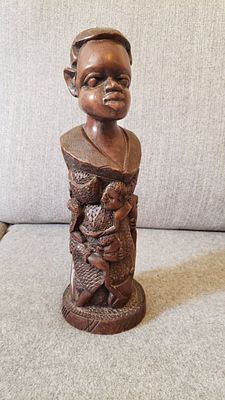 A very high quality African statue, carved in wood by hand. Height - 31.5 cm