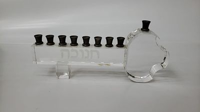 חנוכיה, קריסטל איכותי, עבודת יד , עיצוב הלל מיטרני, אורך: 20 ס"מ, גובה: 10 ס"מ, רוחב: 2.5 ס"מ