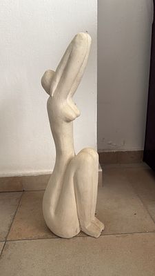 תקוה עמיר (2025- 1945) יציקת שיש, גובה 56 ס"מ