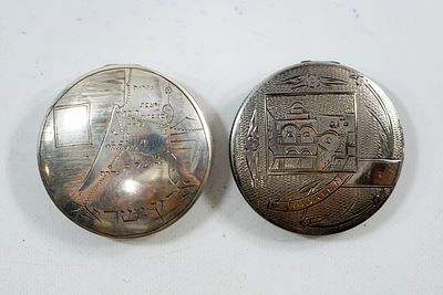 זוג פודריות כסף , פלשתינה, תקופת המנדט הבריטי, שנות ה 30-40 בקירוב, מזכרת לארץ הקודש, מעוצבת 