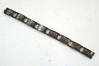 צמיד כסף נדיר, פלסטינה, תחילת המאה ה-20
מורכב משמונה חוליות, כל אחת מתארת מקומות קדושים ביהדות 