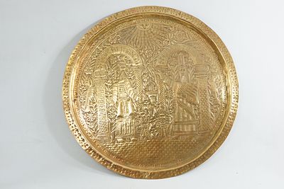 צלחת נחושת פרס. משה ואהרון הכהן , ראשית המאה ה 20
קוטר 39 ס"מ. הצלחת מעוטרת בעבודת אמן