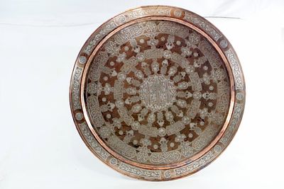 מגש דמשקאי עתיק ומרשים מהמאה ה-19, מעוטר בטכניקת דמשקאי (Damascene work) מרהיבה. המגש משלב 
