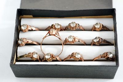 לוט טבעות מתכת מצופה משולבות אבני קוורץ וזכוכיות שונות באריזה מקורית לחניות תכשיטים שנות 40