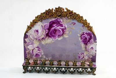 חנוכיית נוי יוקרתית של המעצבת מיכל נגרין, המייצגת את סגנון הוינטג' הרומנטי והמזוהה עמה.