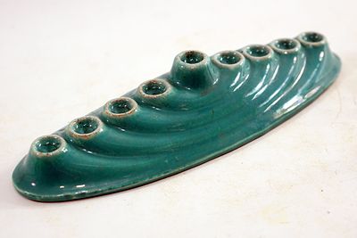 נדיר - חנוכית קרמיקה בעיצוב מיוחד צבע טורקיז בצורה אליפטית במנה של מעגלים מתכנסים