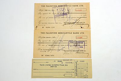 שלוש המחאות בבנק פלסטין מרקנטיל ושטר של אנגלו פלסטין.