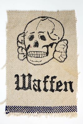 באד יוטה עם הכיתוב וואפן עם סמל הגולגולת, היה בשימוש יחידת ה-SS, לא נבדקה מקוריותו.