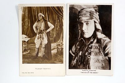 שתי גלויות של השחקן רודולף ולנטינו, שחקן קולנוע.