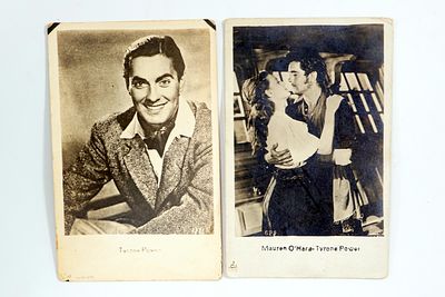 שתי גלויות של השחקן אירול פלין והשחקנית אלקסי סמית, שחקני קולנוע מהוליווד.