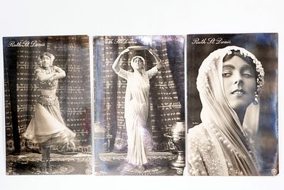 שלוש גלויות של הרקדנית רות' דניס, 1879–1968.